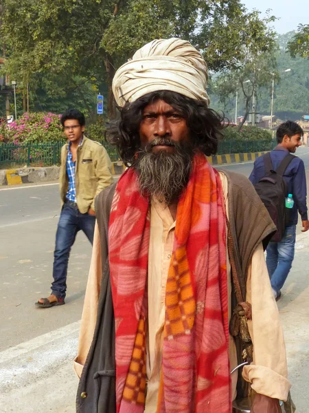 タージ ガンジいななきのアグラ、インド-11 月 8: 正体不明の男の散歩 — ストック写真