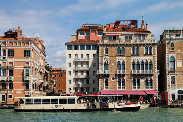 Venice, Olaszország - június 22.: Vaporettóval (nyilvános vízibusz) mozgó — Stock Fotó