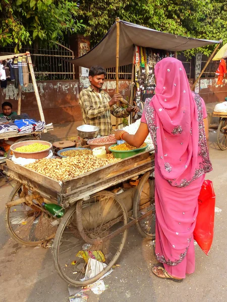 AGRA, INDIA - 10 NOVEMBRE: Un uomo non identificato vende popcorn a Kin — Foto Stock