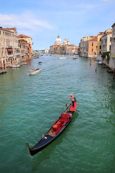 Venice, Italië - 22 juni: Onbekende man rijen gondel op Grand — Stockfoto