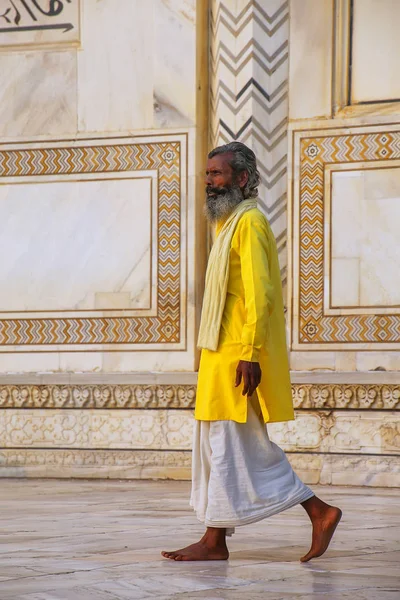 Agra, Indien-November 9: Oidentifierad man promenader utanför Taj Mahal — Stockfoto