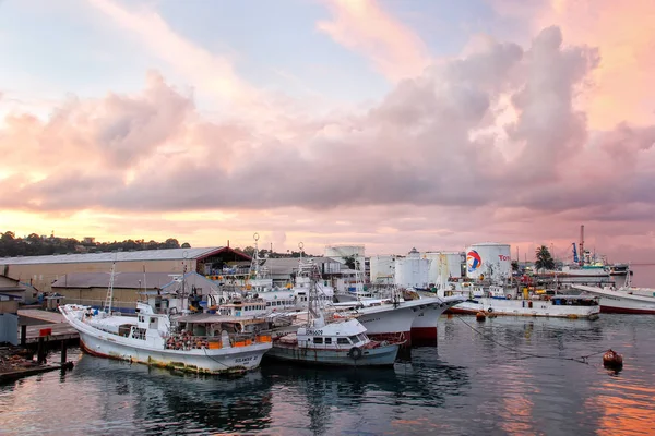 Boote im Suva-Hafen bei Sonnenaufgang, Insel Viti Levu, Fidschi — Stockfoto