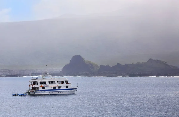 Galapagos, ecuador - 22. april: touristenjacht ankert in der nähe von santi — Stockfoto