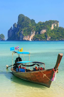 Phi Phi Don Isla üzerinde Ao Loh Dalum plajda Longtail tekne demirlemiş