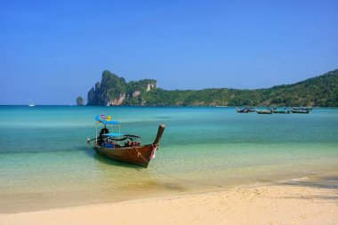 Phi Phi Don Isla üzerinde Ao Loh Dalum plajda Longtail tekne demirlemiş