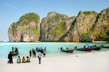 Krabi, Tayland - 30 Kasım: Kimliği belirsiz kişi Maya Bay adada Phi Phi Leh 3 Kasım 2007 tarihinde Krabi il, Tayland'da istirahat. Mu Ko Phi Phi Milli Parkı parçası olduğunu.