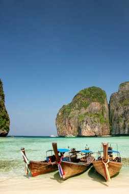 Phi Phi Leh Adası, Krabi Maya koyunda demirlemiş Longtail tekneler