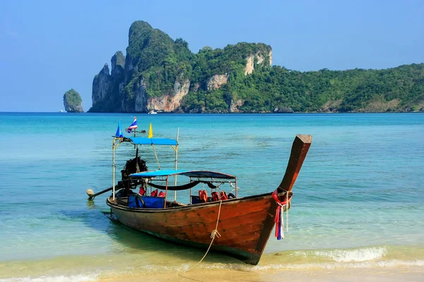 Barco de cauda longa ancorado na praia Ao Loh Dalum em Phi Phi Don Isla — Fotografia de Stock