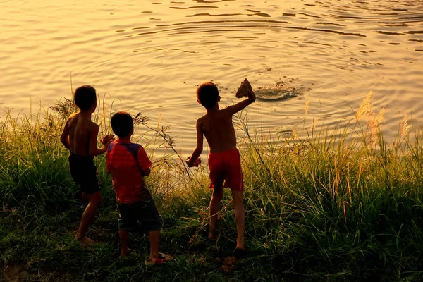 Vang Vieng Laos Noiembrie Băiatul Neidentificat Aruncă Pietre Râul Nam — Fotografie, imagine de stoc