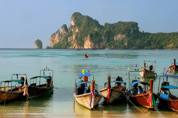 Bateaux à queue longue ancrés à la plage d'Ao Loh Dalum sur Phi Phi Don Isl — Photo