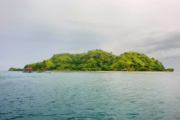 Isla Kanawa en el Mar de Flores, Nusa Tenggara, Indonesia —  Fotos de Stock