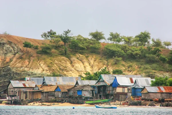 Typisches Dorf auf einer kleinen Insel im Komodo-Nationalpark, nusa te — Stockfoto