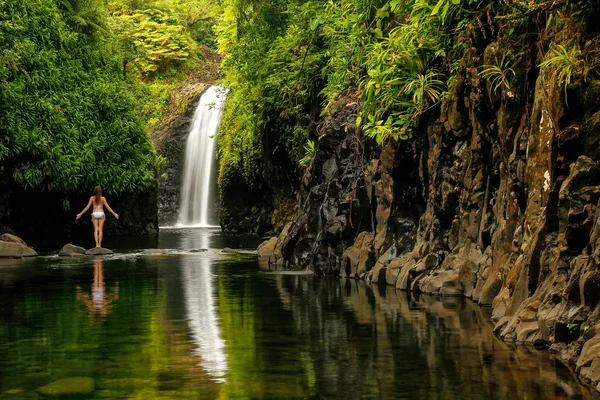 Lavena sahil yürüyüş üzerinde Taveuni sonundaki Wainibau şelale — Stok fotoğraf