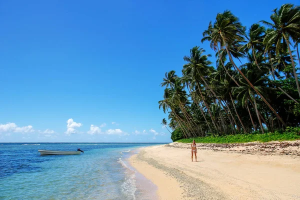 Praia de areia na aldeia de Lavena na Ilha Taveuni, Fiji — Fotografia de Stock