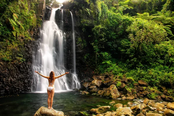 Mujer joven en bikini de pie junto a las cascadas de Tavoro Medio en Bo —  Fotos de Stock