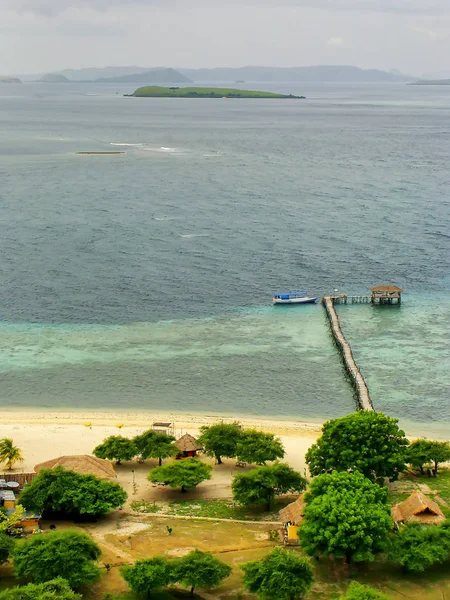 Costa de la Isla Kanawa en el Mar de Flores, Nusa Tenggara, Indones — Foto de Stock