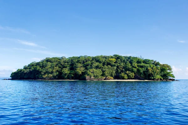 Небольшой остров у берегов Тавуни, Фиджи — стоковое фото