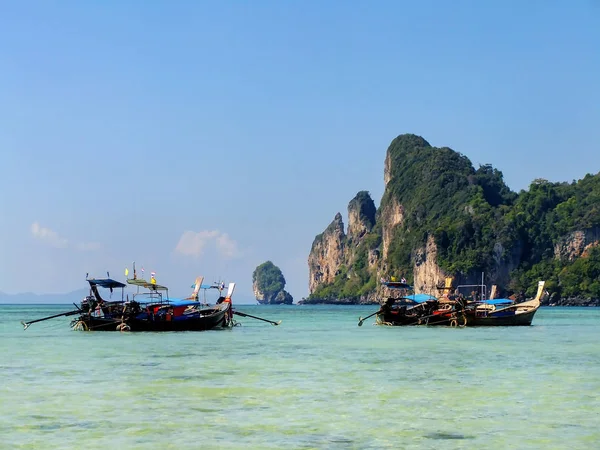 Baie d'Ao Loh Dalum avec des bateaux ancrés à queue longue sur Phi Phi Don Isl — Photo