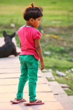 Agra, Hindistan - 8 Kasım: Tanımlanamayan kız standları banka o