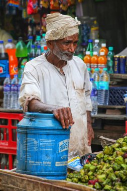 Fatehpur Sikri, Hindistan-Kasım 9: Kimliği belirsiz satıyor su chestn