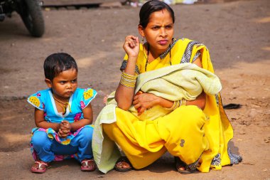 Fatehpur Sikri, Hindistan-Kasım 9: Kimliği belirsiz bir kadın bir kızla