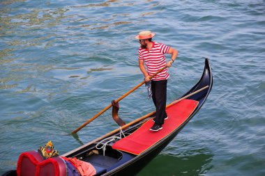 Venice, İtalya - 22 Haziran: Kimliği belirsiz satır gondol 2 Haziran tarihinde