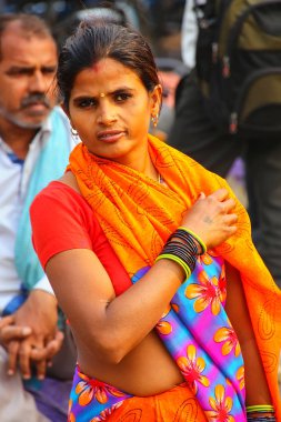 Agra, Hindistan - 10 Kasım: Kimliği belirsiz bir kadın yürür, Kinari Ba