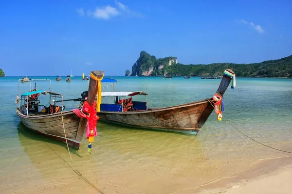 Длиннохвостые лодки, стоящие на якоре на пляже Ао Ло Далам на острове Пхи Пхи Дон — стоковое фото