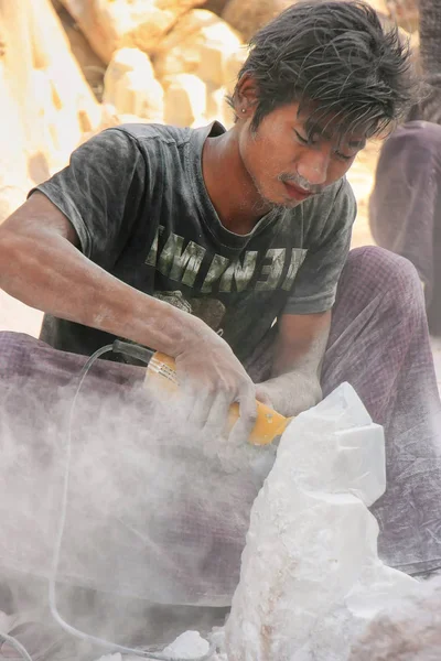 MANDALAY, MYANMAR - 29 DICEMBRE: Un uomo non identificato lavora su uno staff — Foto Stock