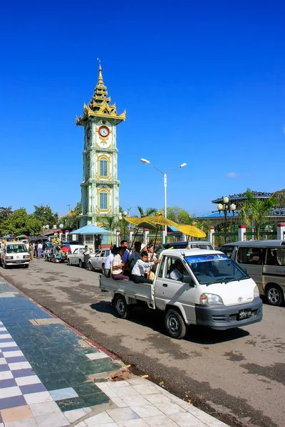 MANDALAY, MYANMAR - DIC 29: Personas no identificadas viajan en un camión — Foto de Stock