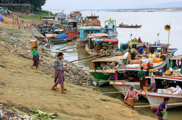 MANDALAY, MIANMAR - DEZEMBRO 30: Barcos ancorados em Ayeyarwady ri — Fotografia de Stock
