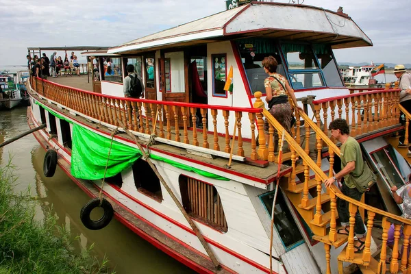 MANDALAY, MYANMAR - 30 DE DICIEMBRE: Barcaza anclada en Ayeyarwady ri — Foto de Stock