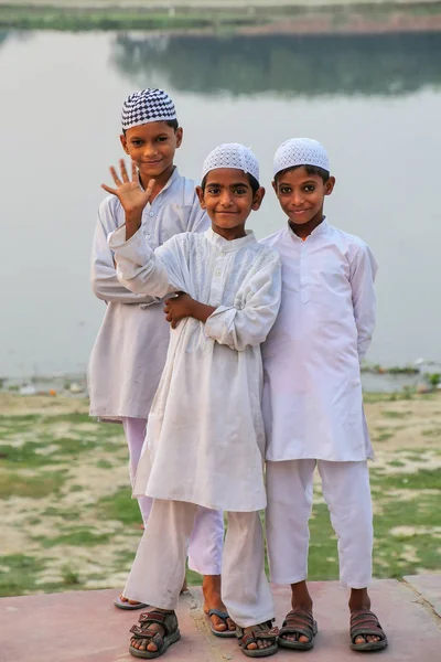 AGRA, INDIA-NOVEMBER 8: Unidentified boys stand by Yamuna river — Stock Photo, Image