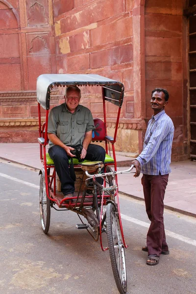 그의 pedicab에 의해 아그라, 인도-11 월 8 일: 정체 불명된 남자 스탠드 — 스톡 사진