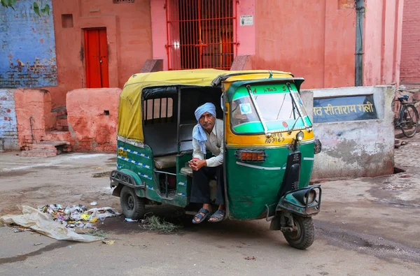 AGRA, INDIA - 8 DE NOVIEMBRE: Un hombre no identificado se sienta en un tuk-tuk en — Foto de Stock