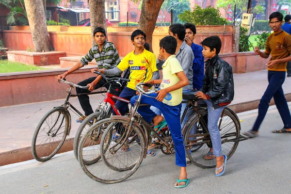 AGRA, INDIA - NOVEMBER 8: anak laki-laki tak dikenal mengendarai sepeda di Taj — Stok Foto