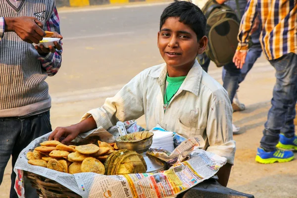 AGRA, INDIA - 8 DE NOVIEMBRE: Niño no identificado vende chaat (s indios — Foto de Stock