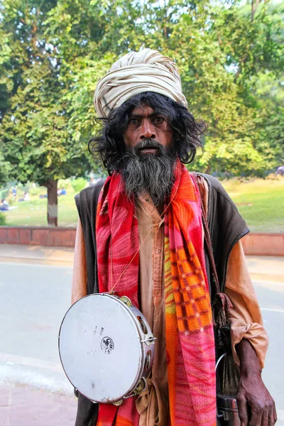 AGRA, INDIA-NOVEMBRE 8: Un uomo non identificato cammina nei pressi di Taj Ganj — Foto Stock