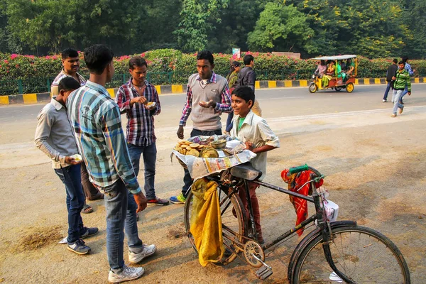 AGRA, INDIA - 8 DE NOVIEMBRE: Hombres no identificados comen chaat (esna indio —  Fotos de Stock