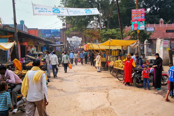 不明の人が歩く throug ファテープル ・ シークリー、インド 11 月 9。 — ストック写真