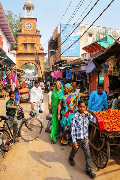 FATEHPUR SIKRI, INDIA-NOVIEMBRE 9: Personas no identificadas caminan a través de — Foto de Stock