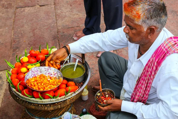 Fatehpur Sikri, Indien-November 9: Oidentifierad man säljer mat i — Stockfoto