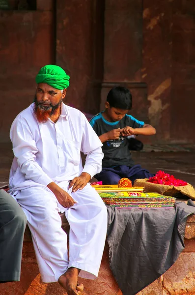 FATEHPUR SIKRI, INDIA-NOVEMBER 9: Unidentified man sells goods i — Stock Photo, Image