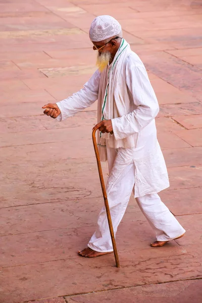 Fatehpur sikri, Indien-November 9: unbekannter Mann geht in der — Stockfoto