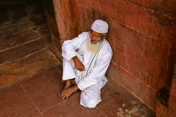 FATEHPUR SIKRI, INDIA-NOVEMBER 9: Unidentified man sits in the c — Stock Photo, Image