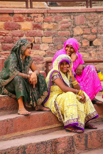 FATEHPUR SIKRI, INDIA-NOVEMBER 9: Unidentified women sit on the — Stock Photo, Image