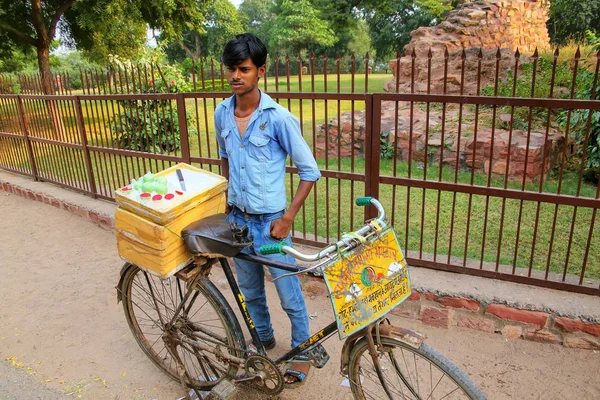 Fatehpur Sikri, 인도-11 월 9: 정체 불명된 남자 판매 디저트 — 스톡 사진