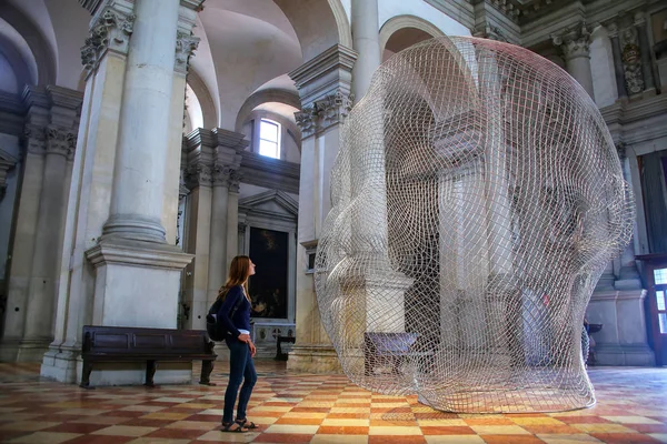 威尼斯, 意大利-6月22日: Jaume 乔玛·帕兰萨 d 的雕塑安装 — 图库照片