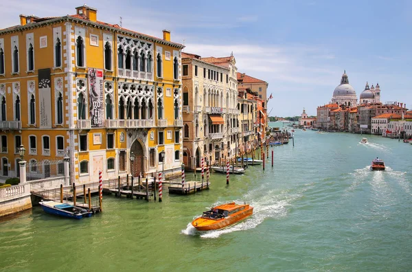 VENECIA, ITALIA-JUNIO 22: Casas a lo largo del Gran Canal el 22 de junio de 2015 — Foto de Stock