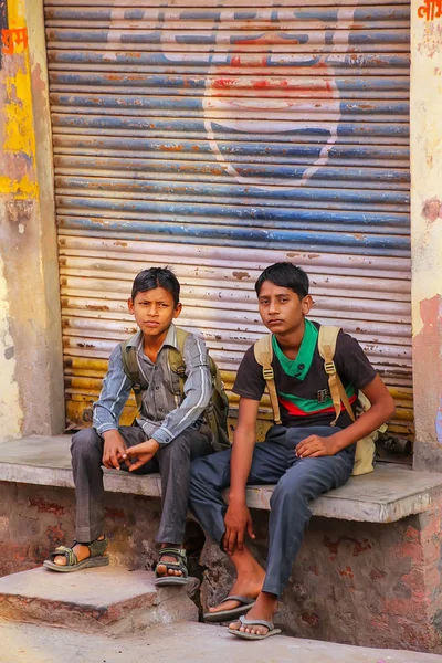 AGRA, INDIA-10 DE NOVIEMBRE: Niños no identificados se sientan en la calle en — Foto de Stock